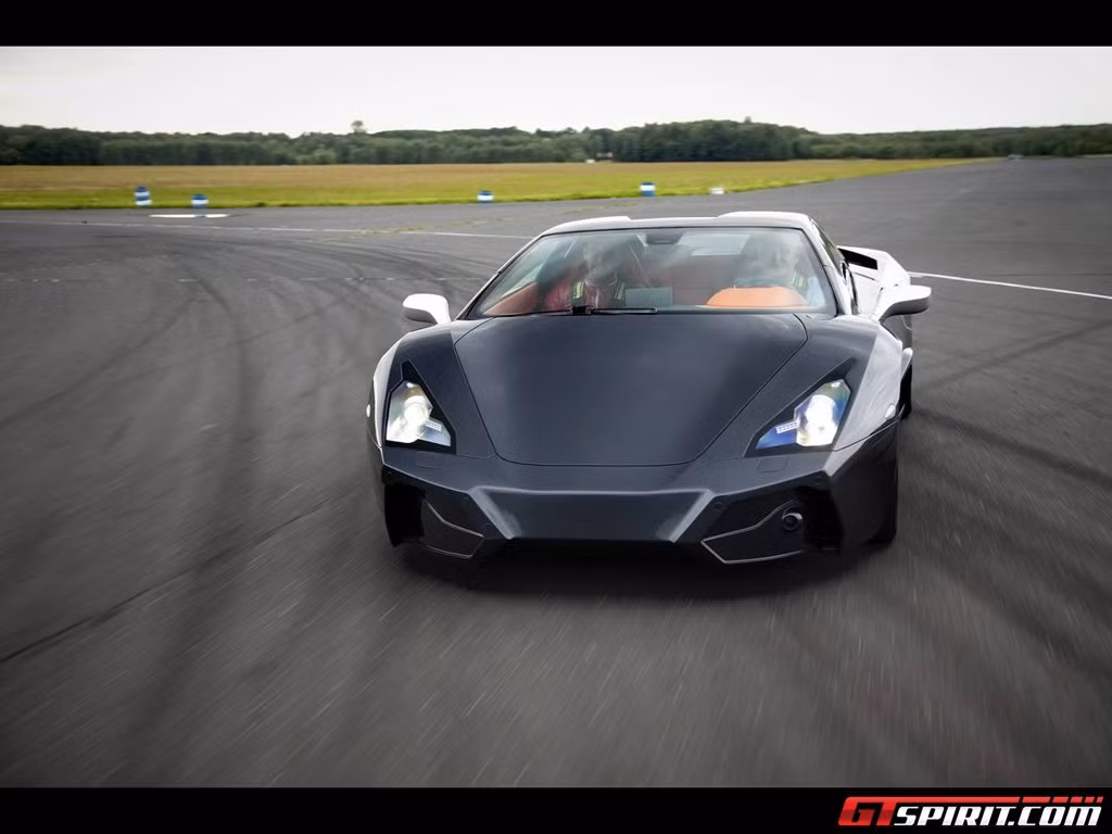Arrinera có trọng lượng 1300 kg, tỷ lệ công suất – trọng lượng là 2 kg/hp. Nhờ đó, Arrinera có thể tăng tốc từ 0 – 100 km chỉ trong vòng 3,2 giây, đạt tốc độ 200 km/h với khoảng thời gian 8,9 giây và đạt tốc độ tối đa 340 km/h. Mẫu siêu xe mới này sẽ có giá khởi điểm khoảng 100.000 bảng Anh, tương đương với 116.740 Euro và 160.060 USD. Arrinera có trọng lượng 1300 kg, tỷ lệ công suất – trọng lượng là 2 kg/hp. Nhờ đó, Arrinera có thể tăng tốc từ 0 – 100 km chỉ trong vòng 3,2 giây, đạt tốc độ 200 km/h với khoảng thời gian 8,9 giây và đạt tốc độ tối đa 340 km/h. Mẫu siêu xe mới này sẽ có giá khởi điểm khoảng 100.000 bảng Anh, tương đương với 116.740 Euro và 160.060 USD.
