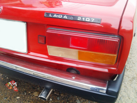Phiên bản cao cấp của dòng Riva này là chiếc Lada 2107 với cản trước và sau được ốp thanh mạ crôm sáng bóng,