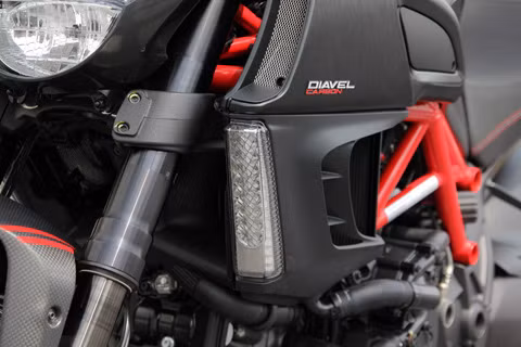 Ducati Diavel sở hữu chiều dài cơ sở 1.590 mm cùng chiều cao yên xe 770 mm, vậy nên với vóc dáng trung bình của người Việt Nam. Bình nhiên liệu của Ducati Diavel có thể chứa đến 17 lít xăng. Ducati Diavel sở hữu chiều dài cơ sở 1.590 mm cùng chiều cao yên xe 770 mm, vậy nên với vóc dáng trung bình của người Việt Nam. Bình nhiên liệu của Ducati Diavel có thể chứa đến 17 lít xăng.