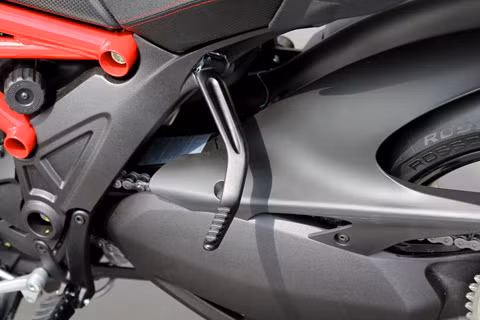 Ducati Diavel thiết kế để chân cho người ngồi sau. Ducati Diavel thiết kế để chân cho người ngồi sau.