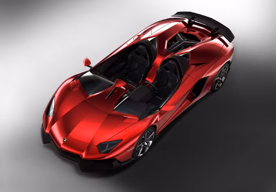 Aventador J được thừa hưởng nhiều nghiên cứu giảm trọng lượng từ “người tiền nhiệm” Aventador. Hệ thống khung gầm liền khối sợi các-bon được tái thiết kế, bao gồm hai thanh an toàn phía sau hàng ghế. Việc lược bỏ mui và kính chắn gió, hệ thống điều hòa không khí và hệ thống định vị càng khiến Aventador trở nên nhẹ hơn. Với trọng lượng khô 1.575kg, Aventador LP 700-4 đã là một chiếc xe nhẹ lý tưởng ở phân khúc siêu xe thể thao nhờ cấu trúc sợi các-bon.