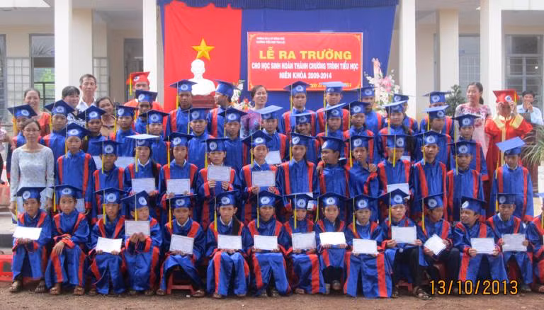 Trường TH Tân Lợi tổ chức Lễ ra trường cho học sinh lớp 5 (Ảnh: dongphu.edu.vn)