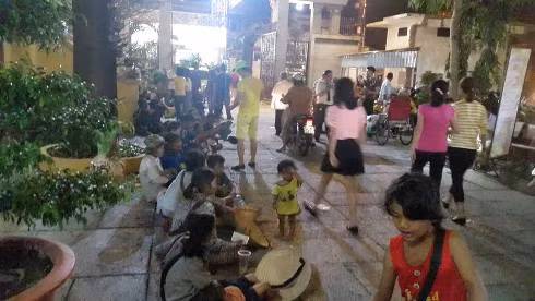 Đội ngũ 'cái bang' xếp thành hàng dài ở sân chùa Phật học Xá Lợi dịp đầu xuân (Ảnh: P.L)