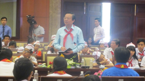 Giám đốc Sở Giáo dục và Đào tạo TP.HCM Lê Hồng Sơn trả lời ý kiến các học sinh (ảnh: P.L) Giám đốc Sở Giáo dục và Đào tạo TP.HCM Lê Hồng Sơn trả lời ý kiến các học sinh (ảnh: P.L)