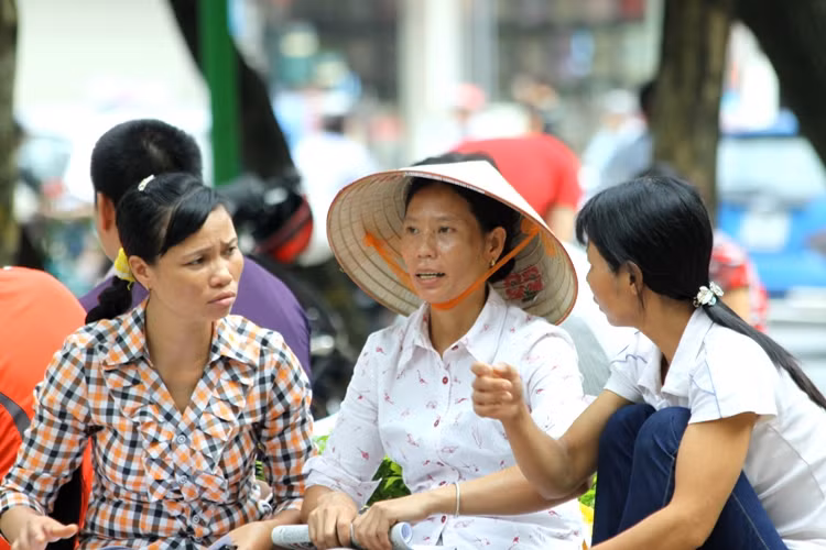 Rồi khi các thí sinh vào giờ làm bài thì trời tạnh mưa, nắng ráo. Các bậc phụ huynh tìm cho mình những chỗ ngồi trong công viên, dưới những tán cây tránh nắng. (Xem đáp án môn Vật lí - Xem đáp án môn Toán) Rồi khi các thí sinh vào giờ làm bài thì trời tạnh mưa, nắng ráo. Các bậc phụ huynh tìm cho mình những chỗ ngồi trong công viên, dưới những tán cây tránh nắng. (Xem đáp án môn Vật lí - Xem đáp án môn Toán)