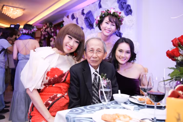 Một nhân vật không thể thiếu trong đêm tiệc đó chính là danh ca Ý Lan. Gia đình Ý Lan và nhạc sĩ Nguyễn Ánh 9 có mối quan hệ khá thân thiết nhiều năm qua.