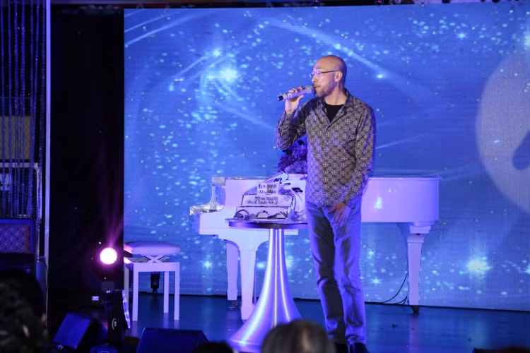 Dù bận rộn chuẩn bị cho liveshow Sol Vàng sắp diễn ra vào tối nay tại nhà hát Hòa Bình nhưng nhạc sĩ, ca sĩ Trịnh Nam Sơn vẫn dành thời gian để góp mặt tại đêm tiệc. Anh cũng gởi đến một ca khúc như lời chúc nhạc sĩ Nguyễn Ánh 9 và vợ sẽ mãi hạnh phúc bên nhau.