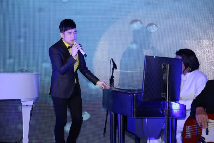 Tại sự kiện, ca sĩ Quang Hà gởi tặng đến người bố nuôi bài hát "Tình khúc chiều mưa" dưới sự hỗ trợ đệm đàn của nhạc sĩ Nguyễn Quang.