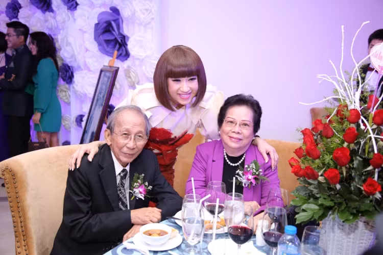 Dù đã chung sống với nhau đến nửa thế kỉ, nhưng trong tâm trí nhạc sĩ Nguyễn Ánh 9, được lấy bà Ngọc Hân làm vợ là một điều may mắn nhất trong suốt cuộc đời của ông. Mỗi khi được hỏi về vợ, ông luôn dành những lời nói có cánh và đầy tự hào.