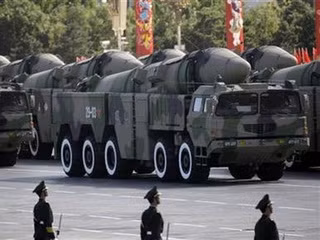 Tên lửa Trung Quốc trong một cuộc duyệt binh - Ảnh: Reuters Tên lửa Trung Quốc trong một cuộc duyệt binh - Ảnh: Reuters
