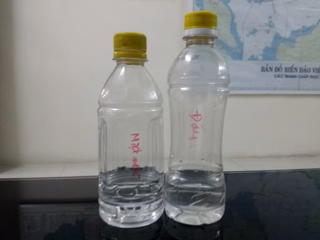 Mẫu nước biển nhiễm bẩn được Chi cục Thủy Sản tỉnh Thừa Thiên - Huế đưa đi xét nghiệm tìm hiểu nguyên nhân. Ảnh: B.S