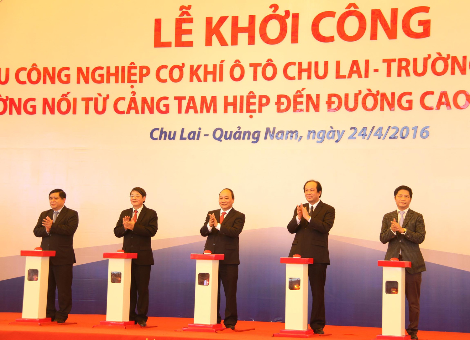 Thủ tướng Nguyễn Xuân Phúc cùng các đại biểu tại lễ khởi công Khu công nghiệp cơ khí ôtô Chu Lai – Trường Hải mở rộng và 2 tuyến đường nối từ cảng Tam Hiệp đến đường cao tốc và khu công nghiệp. Ảnh: Hoàng Tuấn