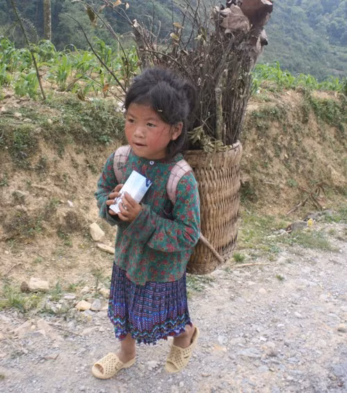 Hân hoan với hộp sữa TH true Milk, món quà "xa xỉ" trong thực đơn hằng ngày của các em. Hân hoan với hộp sữa TH true Milk, món quà "xa xỉ" trong thực đơn hằng ngày của các em.