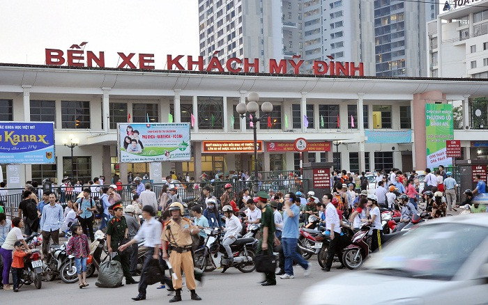 Ban quản lý bến xe khách Mỹ Đình cũng đã tiến hành lập biên bản với một số xe khách "đội" giá lên cao khiến người tham gia giao thông bức xúc.