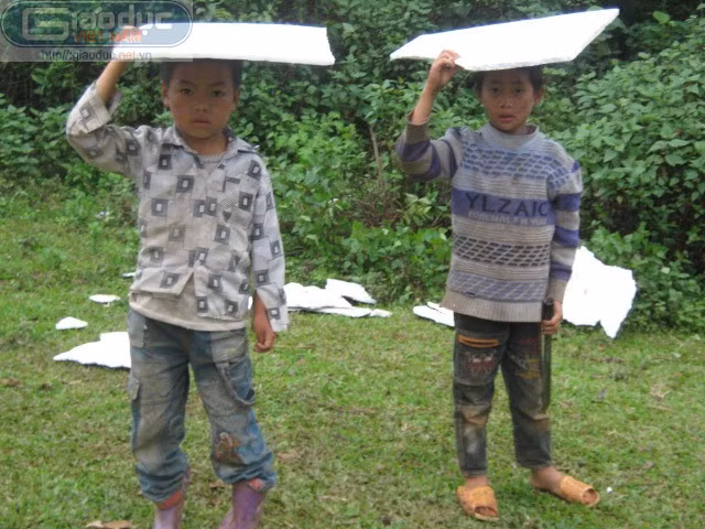 Trong cái đói, cái khát, các em nhỏ ở Mù Sang luôn ý thức được việc đỡ đần gia đình bằng những buổi lên nương khi không phải lên lớp. Trong cái đói, cái khát, các em nhỏ ở Mù Sang luôn ý thức được việc đỡ đần gia đình bằng những buổi lên nương khi không phải lên lớp.
