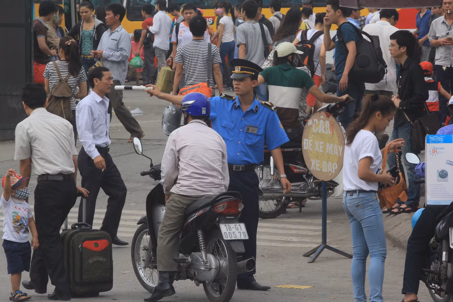 Được nghỉ lễ 5 ngày, lượng người ra bến xe về quê đông nghịt.