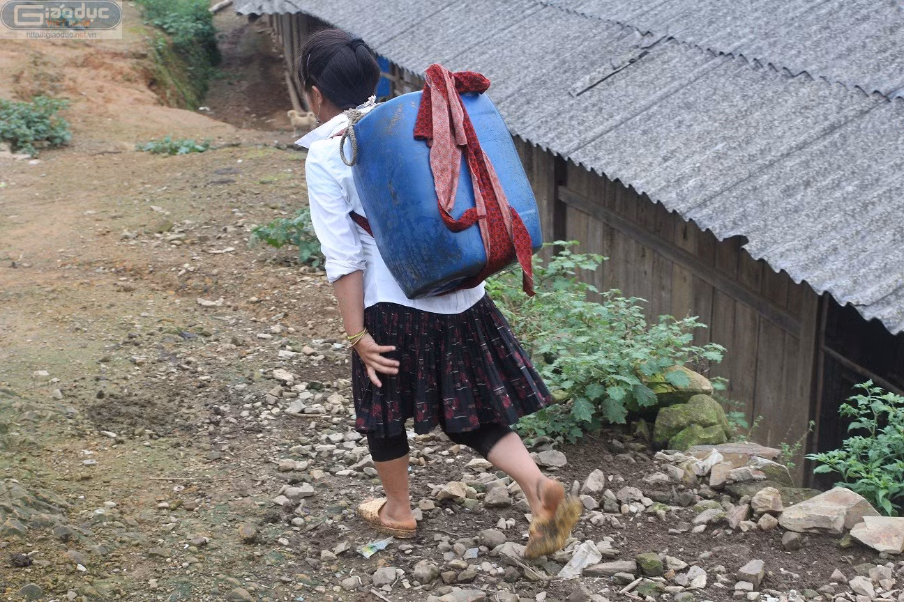 Dọc đường đi, không khó để bắt gặp hình ảnh những mế già, những em nhỏ còng lưng địu nước. Dọc đường đi, không khó để bắt gặp hình ảnh những mế già, những em nhỏ còng lưng địu nước.