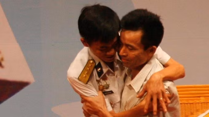 Phút gặp nhau cảm động sau 25 năm giữa anh hùng lực lượng vũ trang Nguyễn Văn Lanh (trái) và tiểu đội trưởng Lê Hữu Thảo - ảnh: Tuổi trẻ.
