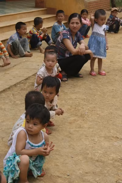Cùng mong chờ các cô chú trong đoàn tình nguyện tới phát quà. Cùng mong chờ các cô chú trong đoàn tình nguyện tới phát quà.