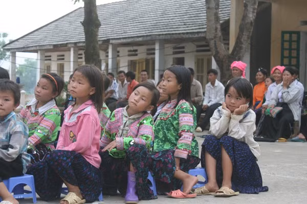 Háo hức chờ đợi, đó là tâm trạng chung của các em học sinh tại mỗi trường chúng tôi đi qua.