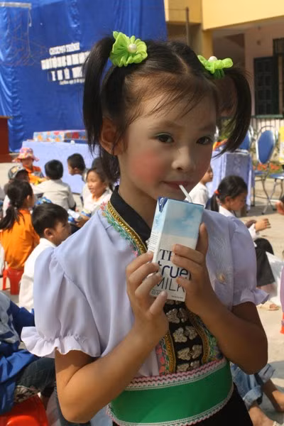 Nụ cười của các em học sinh vùng cao luôn là nguồn động lực để giúp đoàn vượt qua những cung đường dốc đá cheo leo.