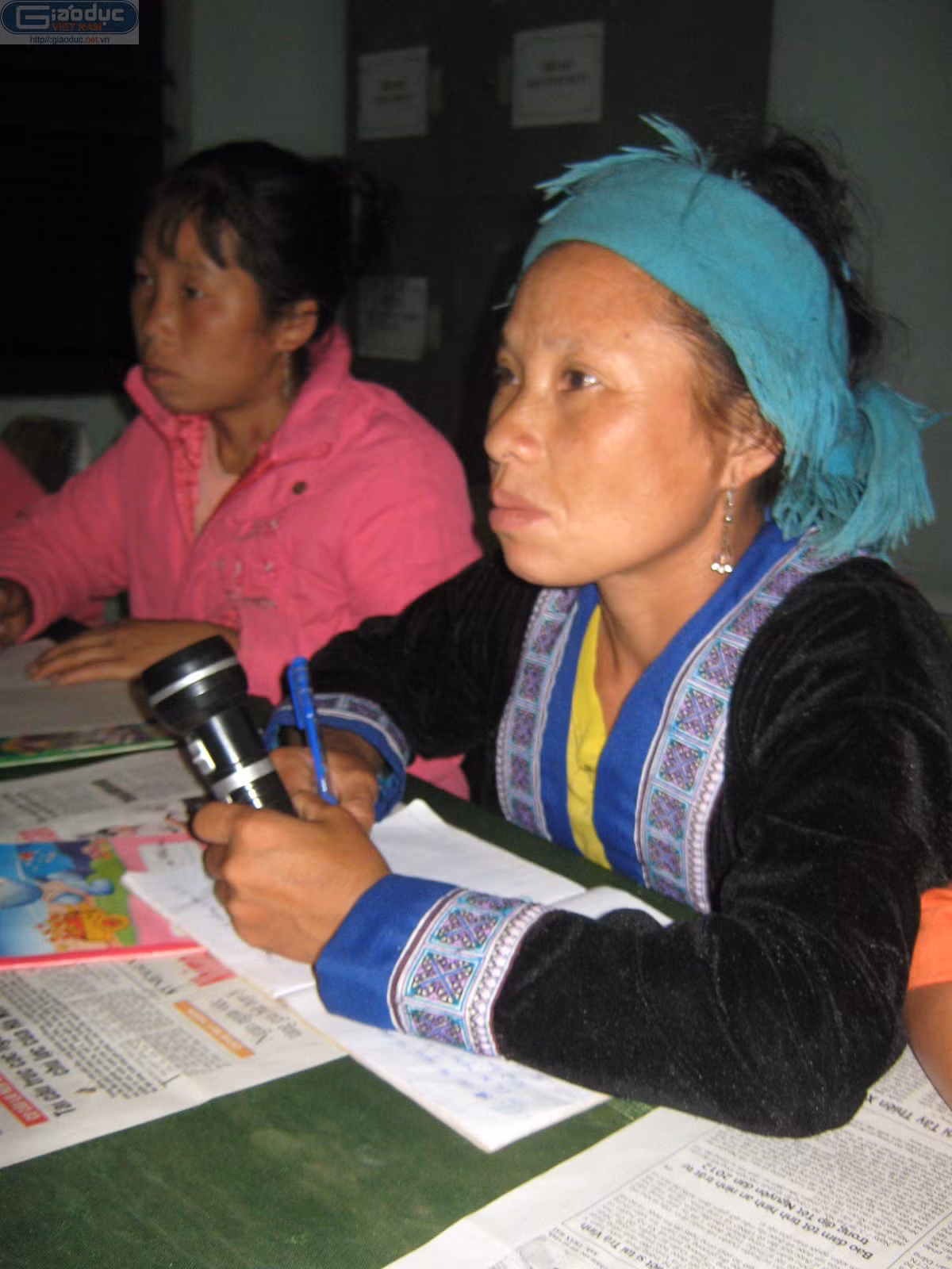 Người lớn thì tranh thủ tham gia lớp học “Xóa mù chữ” vào buổi tối khi không phải lên nương. Người lớn thì tranh thủ tham gia lớp học “Xóa mù chữ” vào buổi tối khi không phải lên nương.