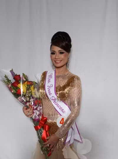 “Hoa hậu Quý bà thành đạt nhất năm 2009” - Trương Thị Tuyết Nga. “Hoa hậu Quý bà thành đạt nhất năm 2009” - Trương Thị Tuyết Nga.