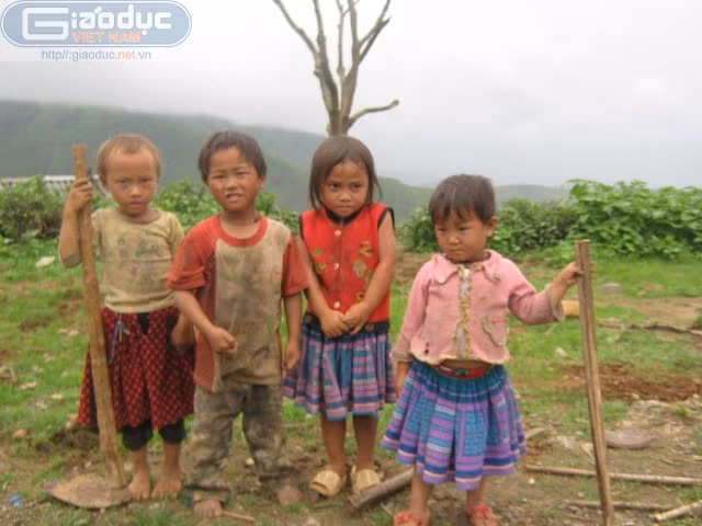 Ở đây, người lớn khi đi làm nương hay đi thồ nước thì tranh thủ tắm ở khe suối, những đứa trẻ này chỉ sử dụng nước vo gạo, nước rửa rau để rửa chân tay. Nước ăn còn chưa có nên một năm chúng chỉ được tắm khoảng 3 – 4 lần. Ở đây, người lớn khi đi làm nương hay đi thồ nước thì tranh thủ tắm ở khe suối, những đứa trẻ này chỉ sử dụng nước vo gạo, nước rửa rau để rửa chân tay. Nước ăn còn chưa có nên một năm chúng chỉ được tắm khoảng 3 – 4 lần.