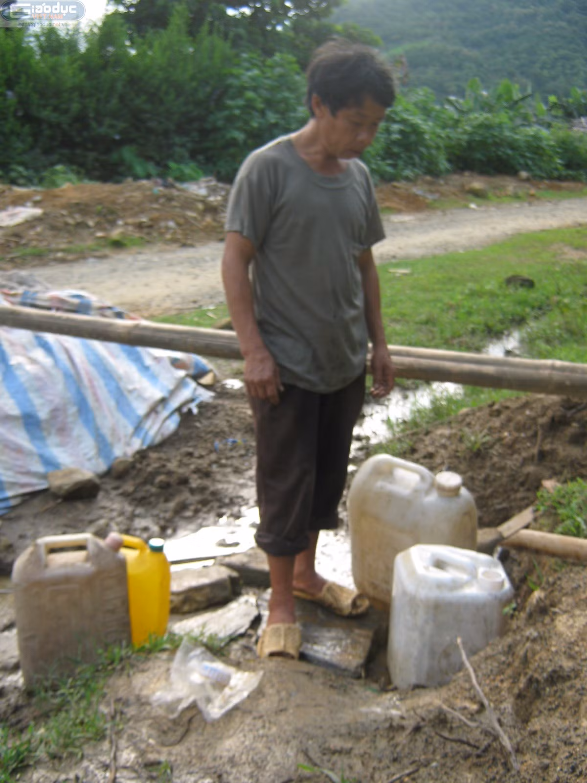 Người dân ở đây thường tranh thủ đi làm nương mang theo 2 – 3 can để hứng từng giọt nước mang về sinh hoạt trong gia đình. Người dân ở đây thường tranh thủ đi làm nương mang theo 2 – 3 can để hứng từng giọt nước mang về sinh hoạt trong gia đình.