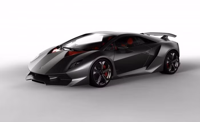 Xuất hiện lần đầu tiên tại Paris Motor Show 2010 dưới dạng concept, Sesto Elemento thu hút được rất nhiều sự chú ý từ báo giới khi sử dụng phần lớn sợi carbon trên toàn bộ thân xe và một số chi tiết khác, nhờ đó xe chỉ có trọng lượng 999kg.