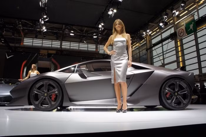 Trước đây, Lamborghini đã tuyên bố rằng Sesto Elemento sẽ không bao giờ được sản xuất mà chỉ xuất hiện dưới dạng concept, tuy nhiên sự hấp dẫn của chiếc xe đặc biệt này cộng thêm có rất nhiều những yêu cầu từ khách hàng tiềm năng đã khiến Sesto Elemento được đưa vào sản xuất.