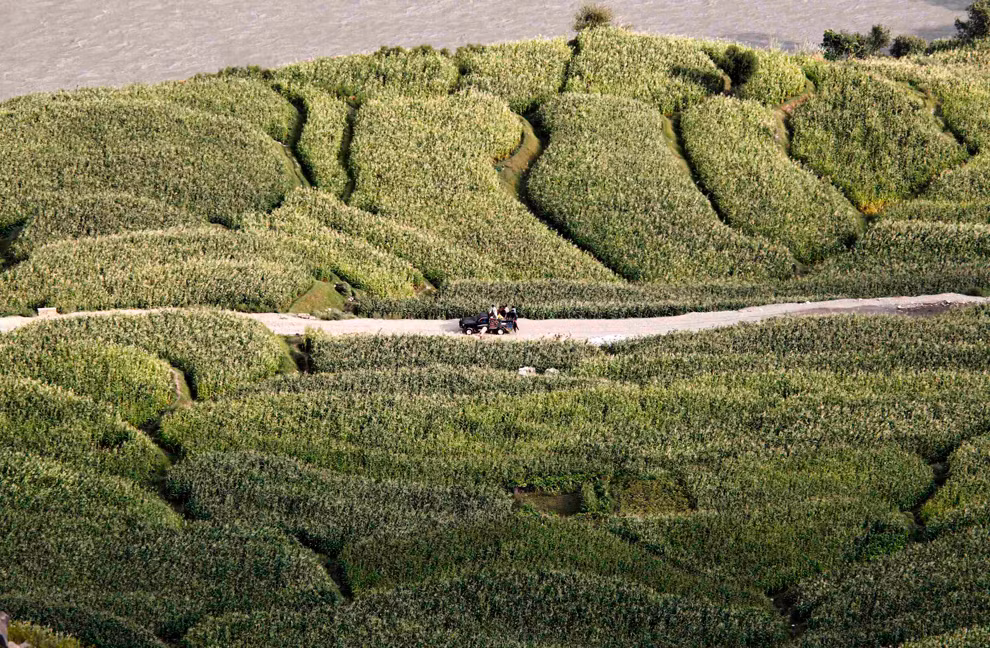 Một xe tải chở người dân gần tiền đồn Bari Alai, Kunar.