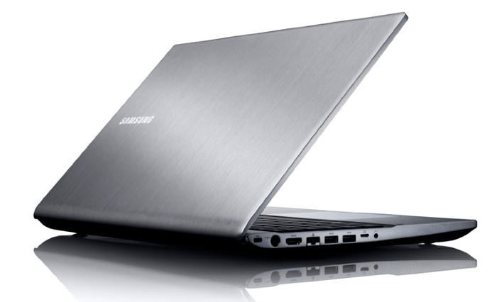 Dù sở hữu màn hình 15,5" nhưng máy chỉ nhỏ như một chiếc máy 14" nhờ vào viền màn hình được thiết kế tinh giản với độ mỏng chỉ 0,25".