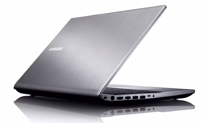 Dù sở hữu màn hình 15,5" nhưng máy chỉ nhỏ như một chiếc máy 14" nhờ vào viền màn hình được thiết kế tinh giản với độ mỏng chỉ 0,25".