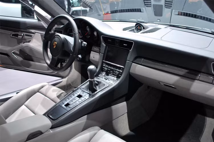 Về khả năng vận hành, 911 Carrera S 2012 sở hữu bộ động cơ 6 xi-lanh 3,8 lít cho công suất 400 mã lực (911 Carrera chỉ có 3,4 lít và 350 mã lực), với 7 cấp số sàn và 7 cấp số tự động ly hợp kép của Porsche (PDK). Về khả năng vận hành, 911 Carrera S 2012 sở hữu bộ động cơ 6 xi-lanh 3,8 lít cho công suất 400 mã lực (911 Carrera chỉ có 3,4 lít và 350 mã lực), với 7 cấp số sàn và 7 cấp số tự động ly hợp kép của Porsche (PDK).