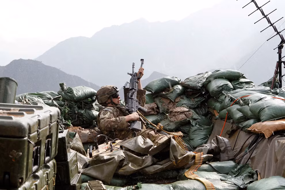 Một binh sĩ Mỹ đang bắn yểm trợ trong cuộc đấu súng với phiến quân Taliban ở tiền đồn Bari Alai, quận Ghaziabad, tỉnh Kunar, 15/09/2011.