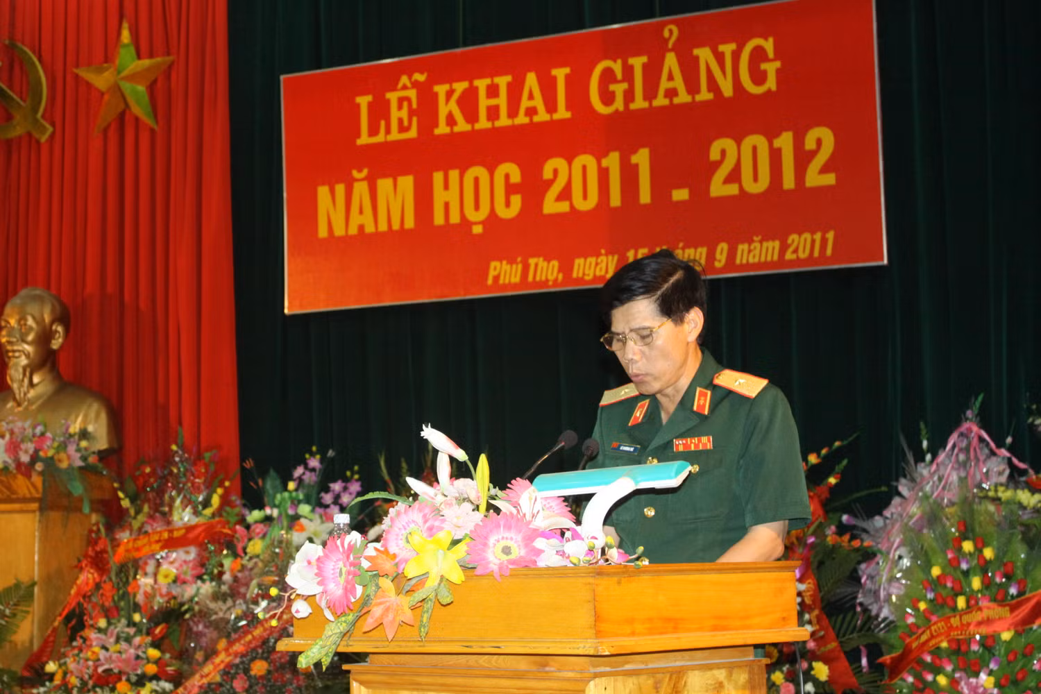 Thiếu tướng Lê Khương Mẽ - Phó Chính ủy Tổng cục Công nghiệp Quốc phòng đánh giá cao sự đóng góp của trường cao đẳng CNQP trong công tác đào tạo trong gần 60 năm qua