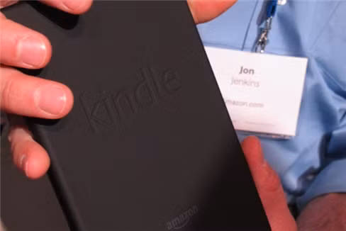Kindle Fire: mặt sau Mặt sau của Kindle Fire được phủ một lớp cao su. Kindle Fire: mặt sau Mặt sau của Kindle Fire được phủ một lớp cao su.