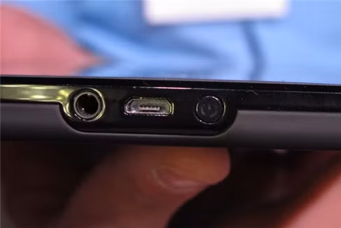 Kindle Fire: cổng kết nối Kindle Fire tích hợp các cổng: Headphone, micro-USB. Ngoài cùng, bên phải là nút khởi động. Kindle Fire: cổng kết nối Kindle Fire tích hợp các cổng: Headphone, micro-USB. Ngoài cùng, bên phải là nút khởi động.