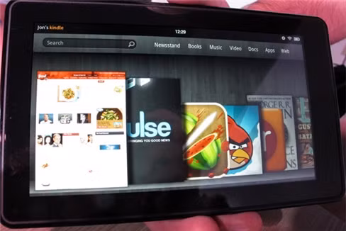 Kindle Fire: thông số kỹ thuật Kindle Fire chạy phiên bản Android của Amazon. Máy sử dụng bộ xử lý 2 nhân, 8GB lưu trữ. Không có camera, không microphone, 3G, hay tính năng GPS. Tất cả là nhằm để Fire có giá thấp. Kindle Fire: thông số kỹ thuật Kindle Fire chạy phiên bản Android của Amazon. Máy sử dụng bộ xử lý 2 nhân, 8GB lưu trữ. Không có camera, không microphone, 3G, hay tính năng GPS. Tất cả là nhằm để Fire có giá thấp.