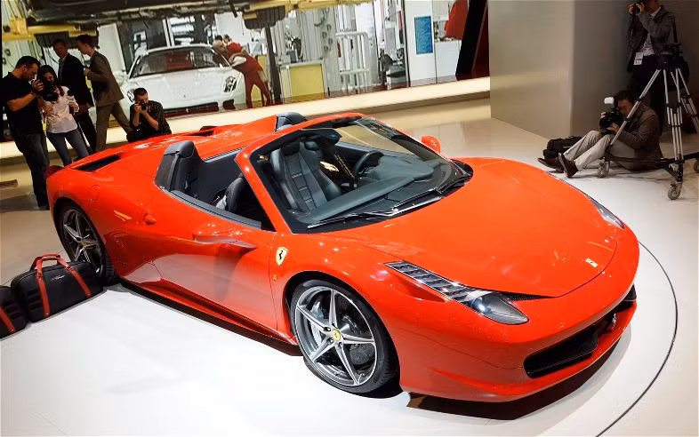 Về tổng thể thì 458 Spider khá giống với phiên bản 458 Italia và điểm khác biệt lớn nhất là phần mui xếp. Mui xe được làm bằng nhôm với thiết kế đặc biệt để có thể nằm vừa vặn ngay phía trước động cơ đặt sau mà không làm giảm đi đặc tính khí động học và hiệu suất. Với đặc tính cơ học gọn nhẹ của mui xe, 458 Spider thậm chí còn có cả một khoảng trống nhỏ chứa hành lý phía sau 2 ghế hành khách.