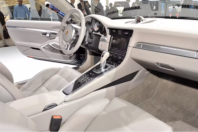 Được biết, khi chạy ở chế độ sang số tự động, 911 Carrera S 2012 tăng tốc từ 0 lên 100 km/h mất 4,3 giây, nhanh hơn người tiền nhiệm 0,2 giây. Đặc biệt, nếu muốn tốc độ tốt hơn, người mua có thể lựa chọn gói nâng cấp Sport Plus cho xe. Lúc đó, hãng sản xuất sẽ gắn thêm một nút tăng tốc mà khi kích hoạt, thời gian lên 100 km/h giảm xuống còn 4,1 giây. (911 Carrera tăng từ 0 lên 100 km/h trong 4,6 giây, nhanh hơn phiên bản cũ 0,1 giây, kích hoạt Sport Plus thì giảm còn 4,4 giây)