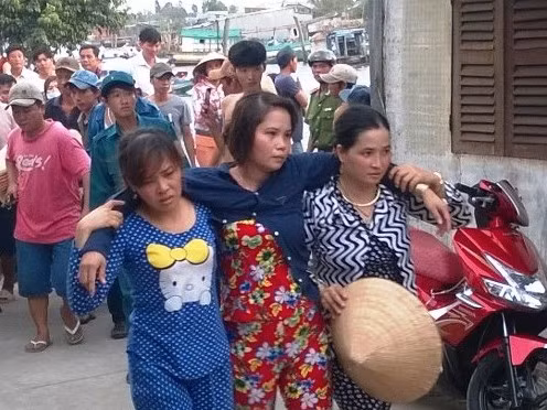 Người thân đau đớn khi đưa thi thể nạn nhân về nhà để lực lượng chức năng khám nghiệm tử thi.