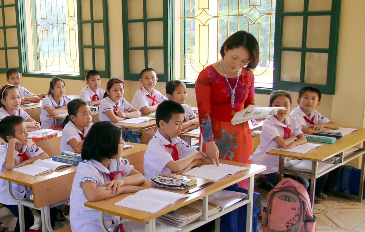 Không chỉ đơn giản là việc thay điểm số bằng nhận xét, đó là sự thay đổi một thói quen của người dạy và người học. (Ảnh minh họa: Internet)