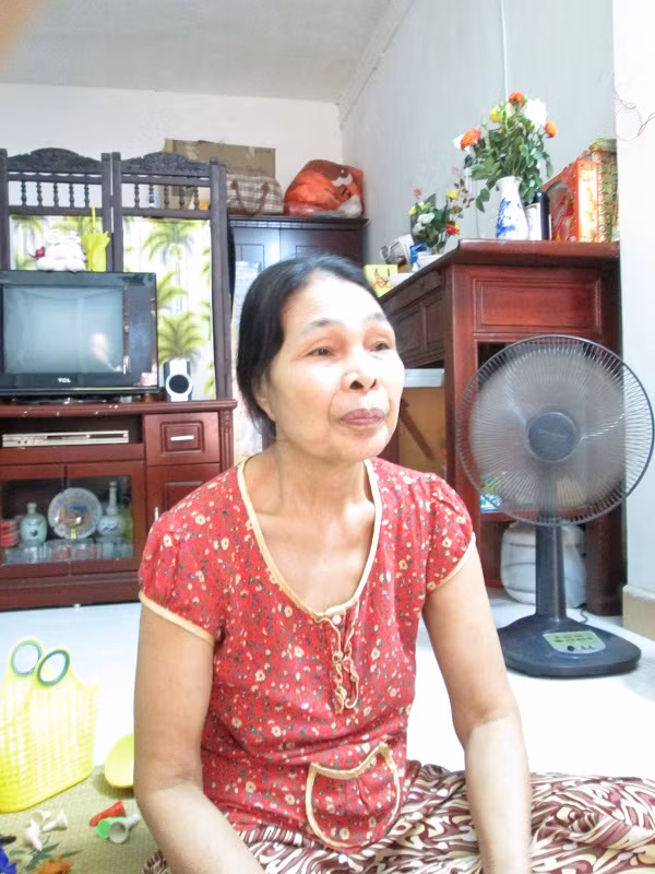 Nữ thanh niên xung phong năm nào giờ đã ở cái tuổi xế chiều, quây quần bên con cháu trong căn nhà nhỏ mà nhà nước chu cấp . Ảnh Nông Thị Thuyết