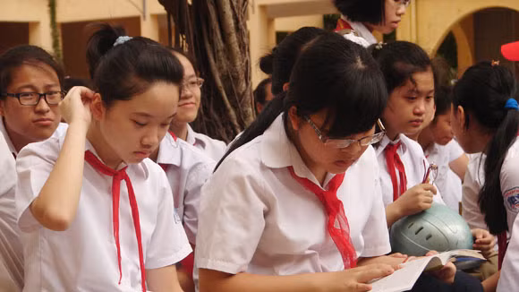 Đối tượng phải chịu nhiều áp lực và thiệt thòi nhất có lẽ là học sinh. (Ảnh minh họa)