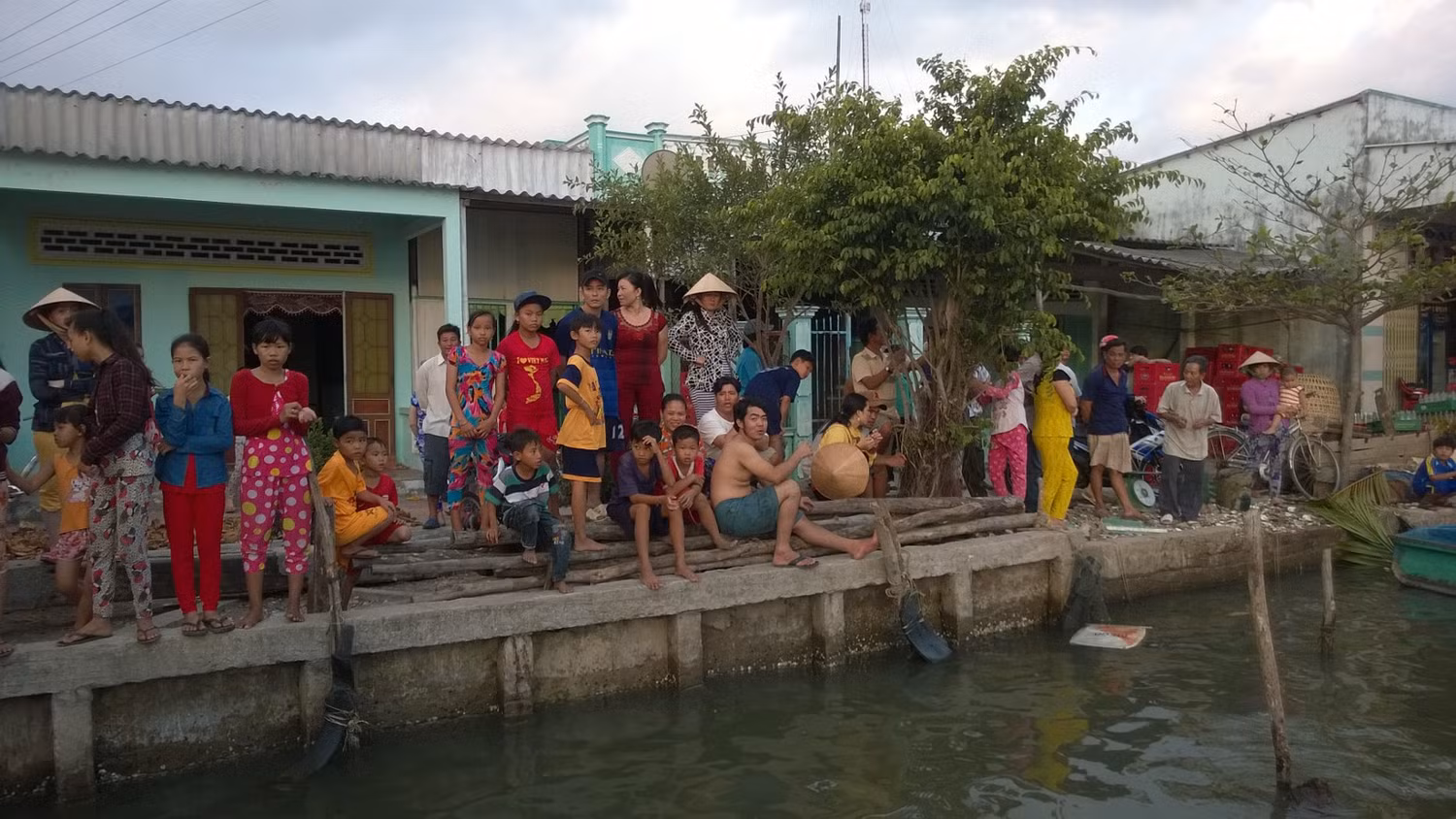 Dòng người hiếu kỳ kéo đến xem vụ việc.