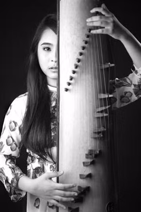 Kiều Anh xinh đẹp bên cây đàn dân tộc