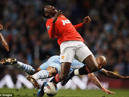Welbeck bị đau sau pha va chạm với De Jong - Ảnh: Getty