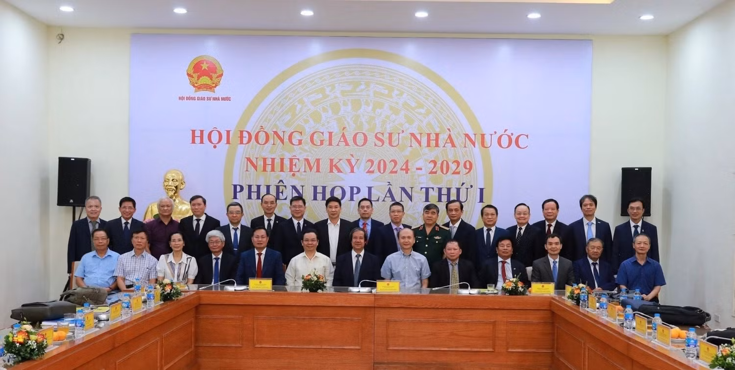 So với nhiệm kỳ 2018-2023, danh sách Ủy viên Hội đồng Giáo sư nhà nước nhiệm kỳ 2024-2029 có 16/28 người là thành viên mới. Ảnh: HĐGSNN.
